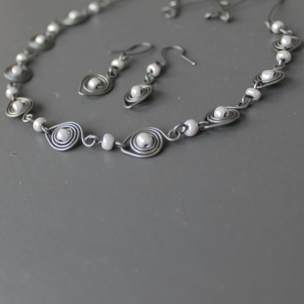 TVAŘ SE NENÁPADNĚ!