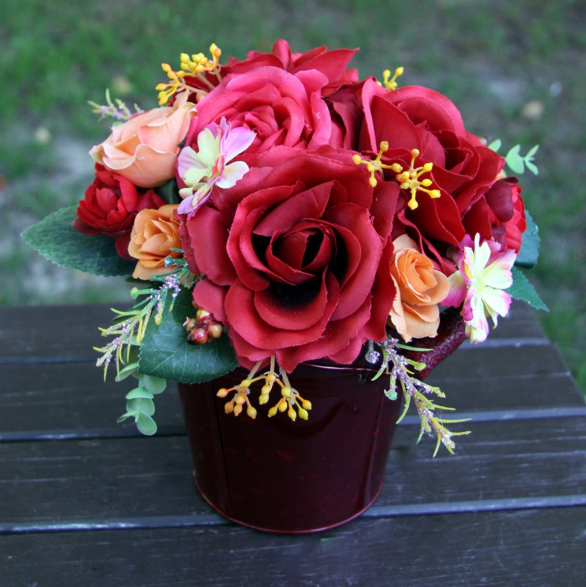 Podzimní koktejl_růže v plecháčku_dekorace na stůl