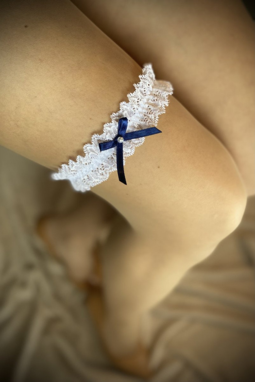 Svatební podvazek ,,Sophie“ s mašličkou a perličkou – tmavě modrá