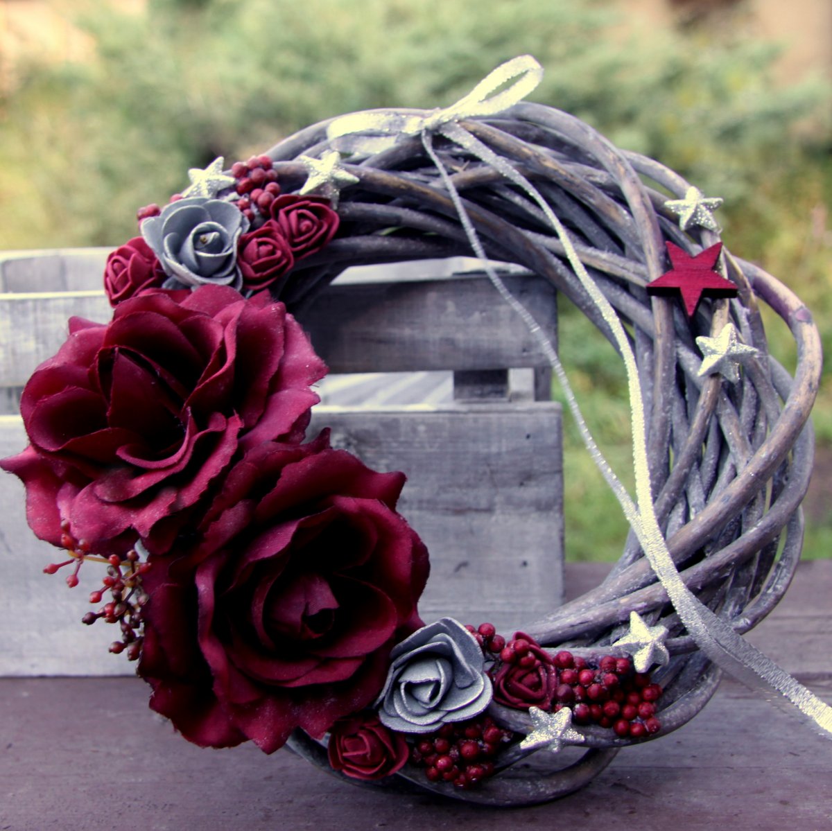 Vánoční věnec na dveře s bordó růžemi