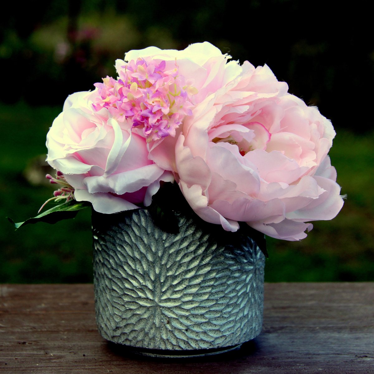 Pudrové pivoňky a růže v betonu_dekorace na stůl