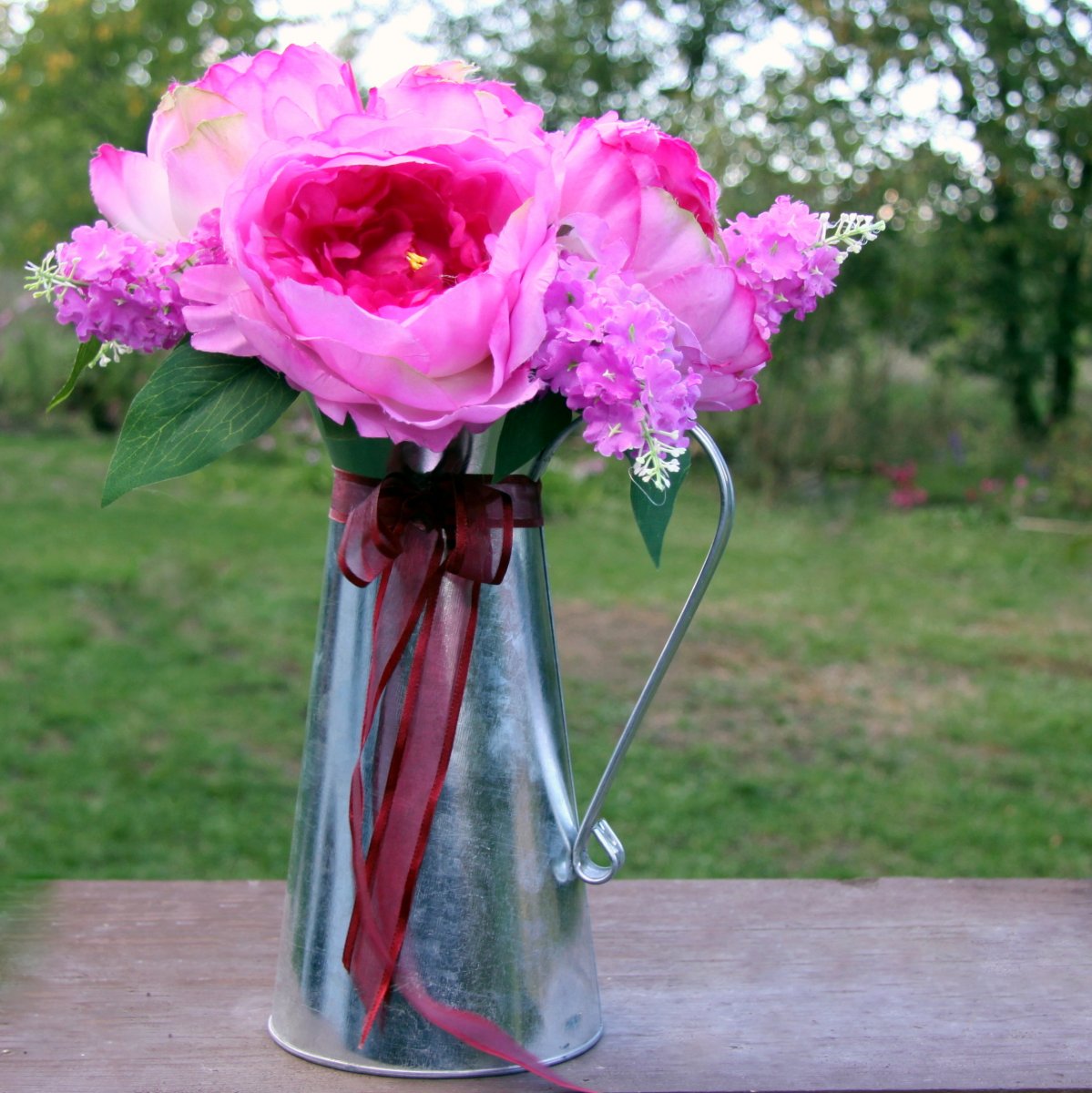 Dekorace na stůl_Konev plná pivoněk