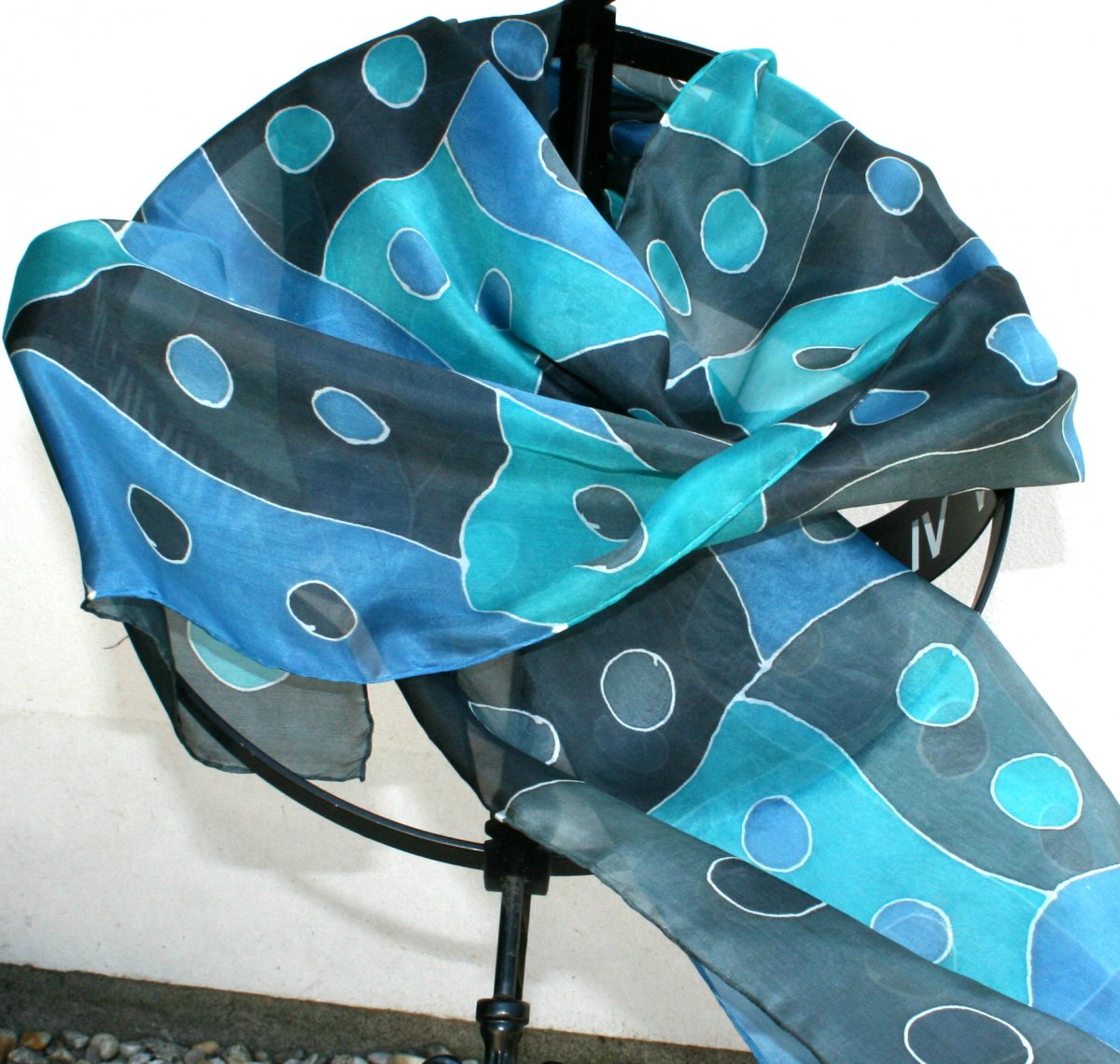 Hedvábná šála: Puntíky modro-černé