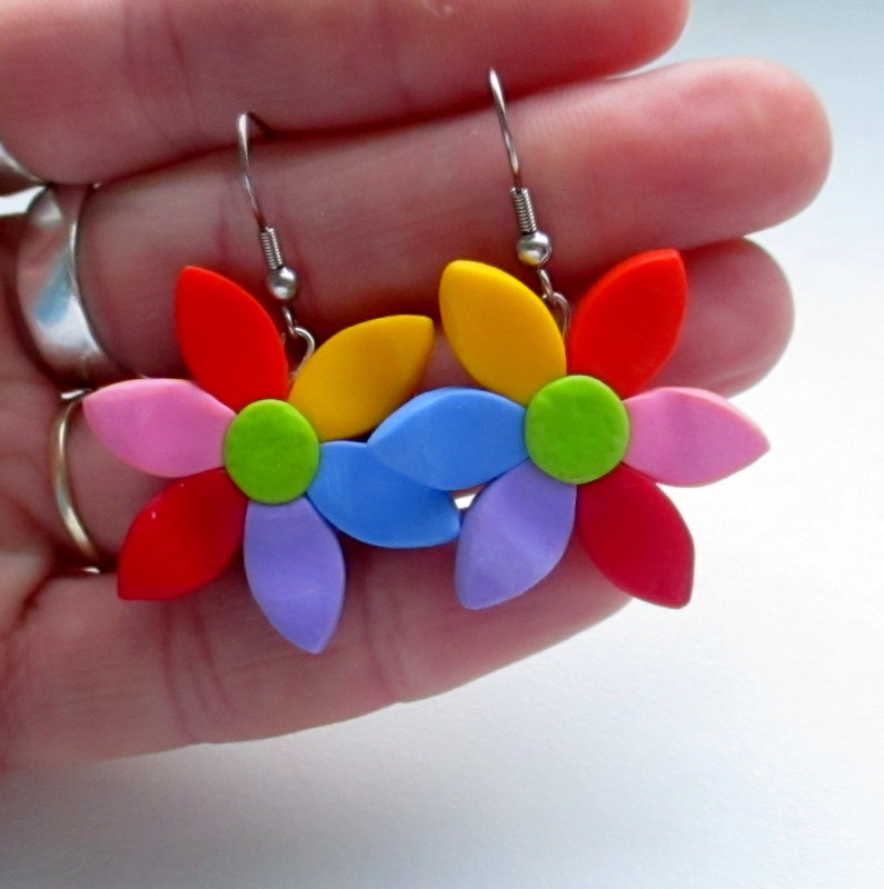 Květinové náušnice barevné