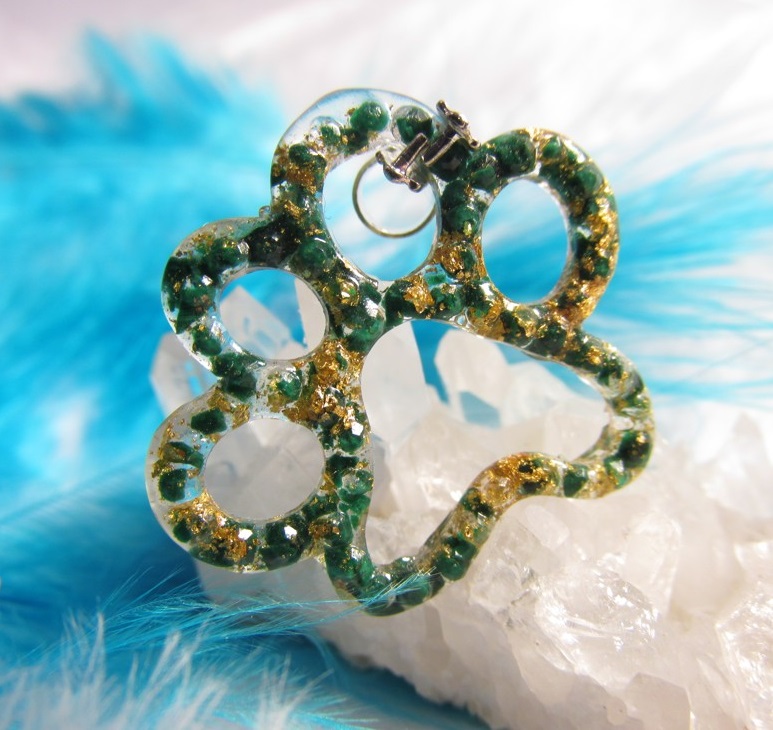 Orgonit - tlapička s malachitem a plátkovým zlatem