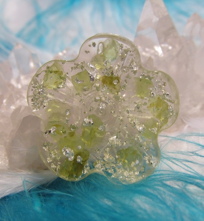 Orgonit na mobil Květinka - olivín & vločky stříbra