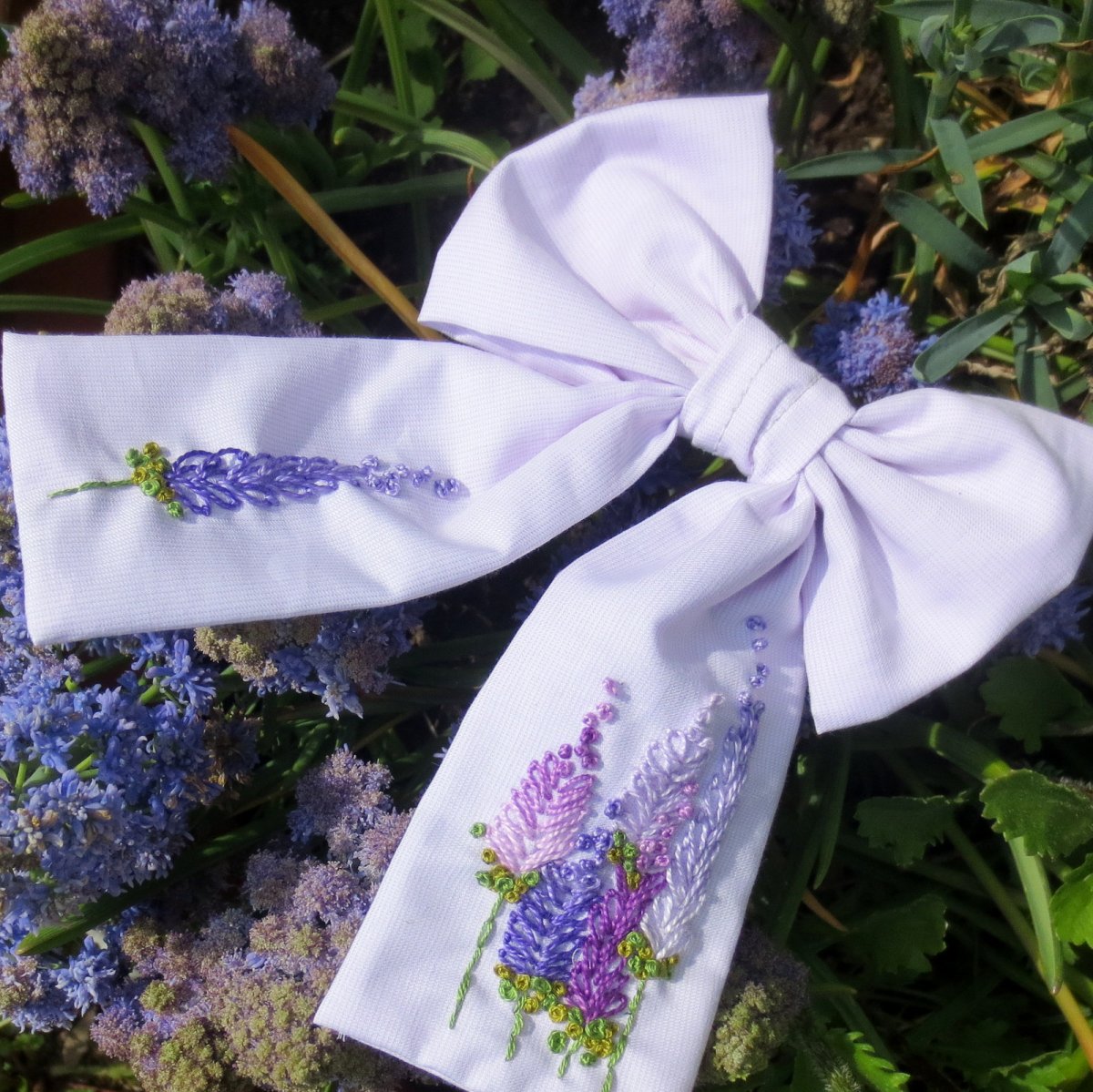 Mašle ručně vyšívaná NĚŽNÁ LEVANDULE