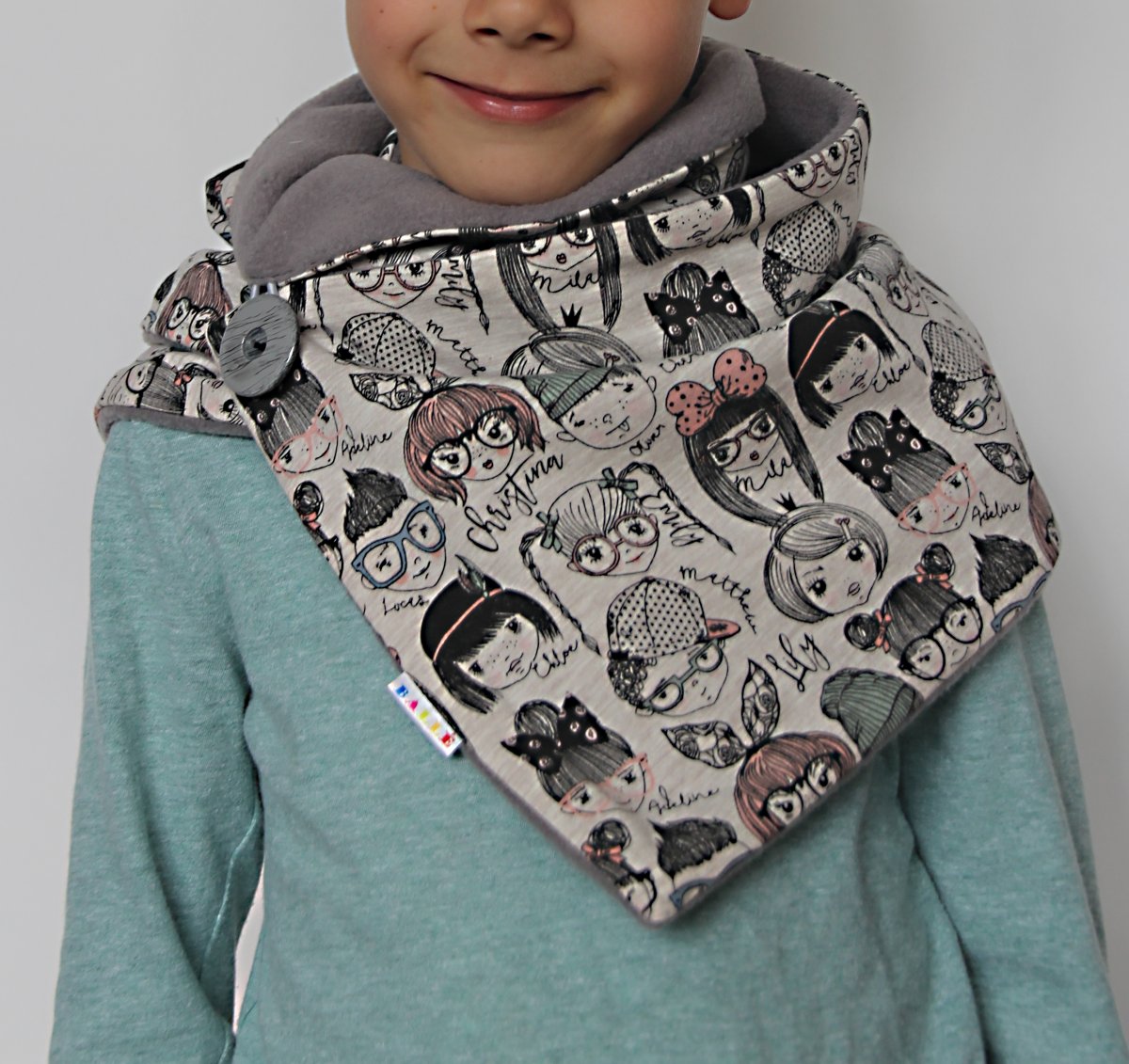 Teplá šála s holčičkami