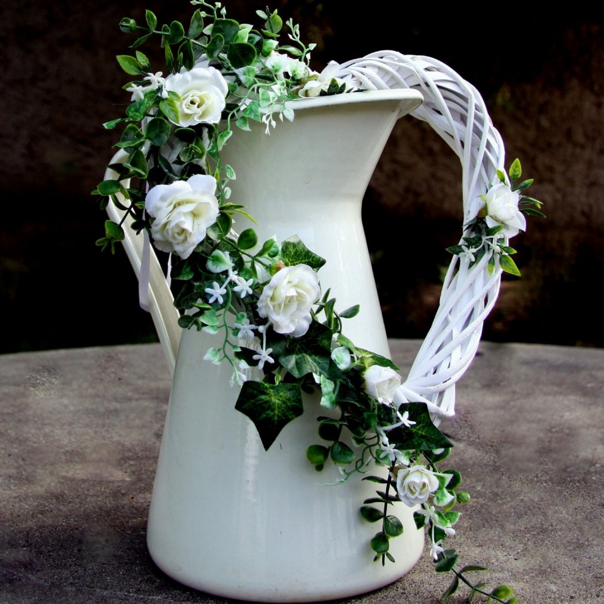 Líbáš jako bůh_ proutěné srdíčko s bílými růžičkami