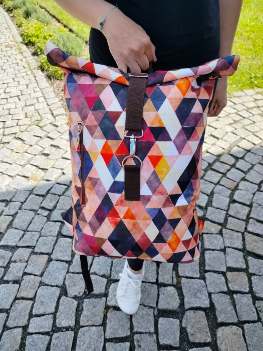 Rolovací batoh hnědé trojúhelníčky
