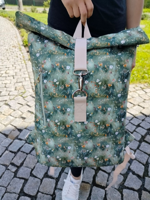 Rolovací batoh luční kvítí
