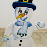 Dřevěný sněhulák se sáňky, jako adventní svícen.