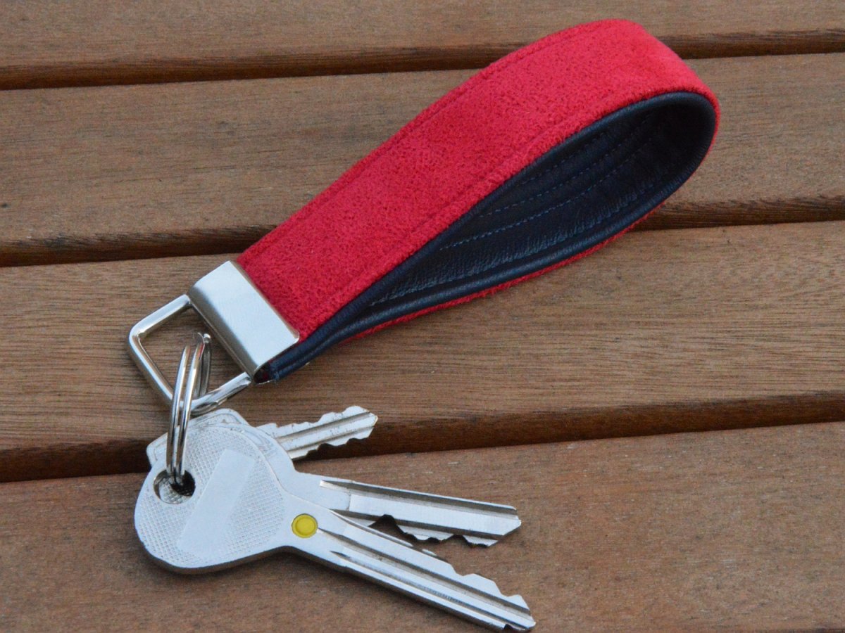 Klíčenka s kroužkem kůže + alcantara červená