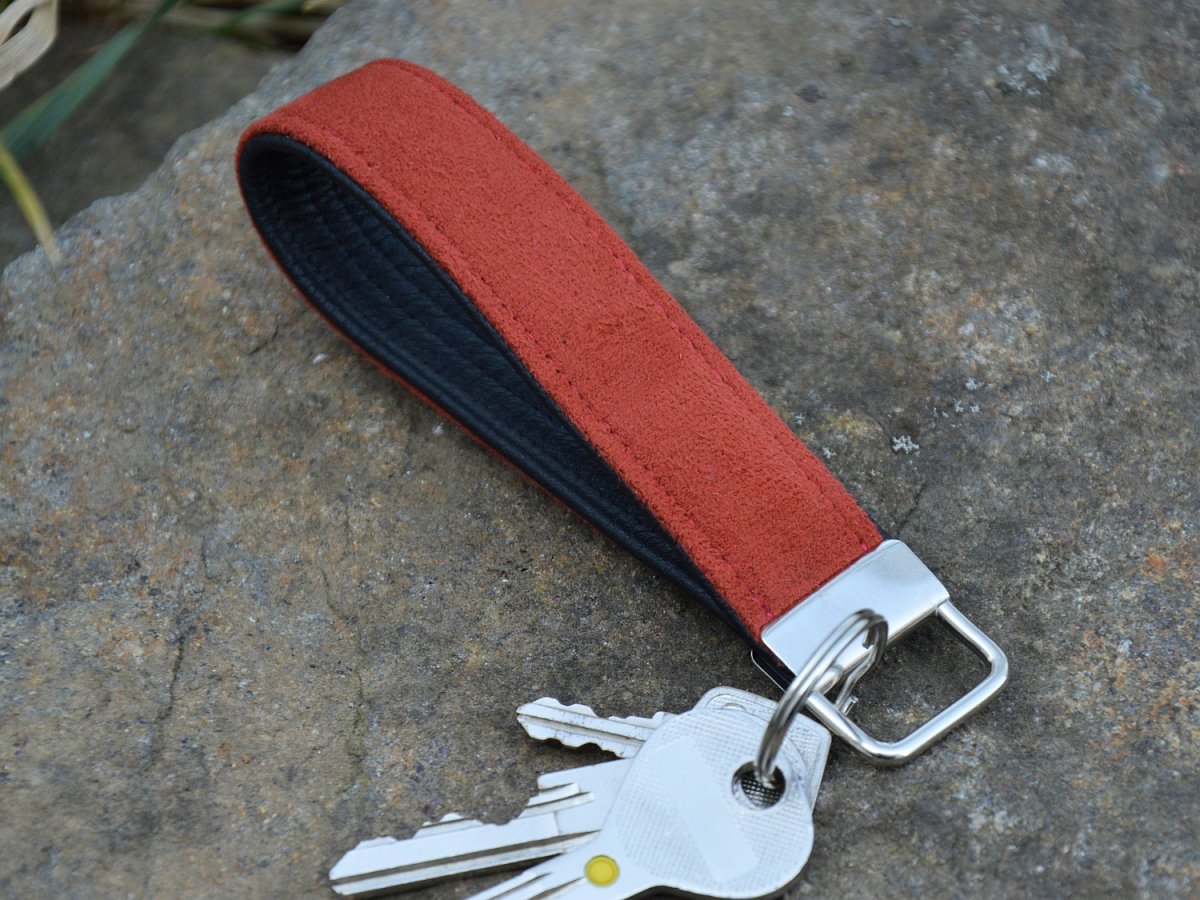 Klíčenka s kroužkem kůže + alcantara cihlová