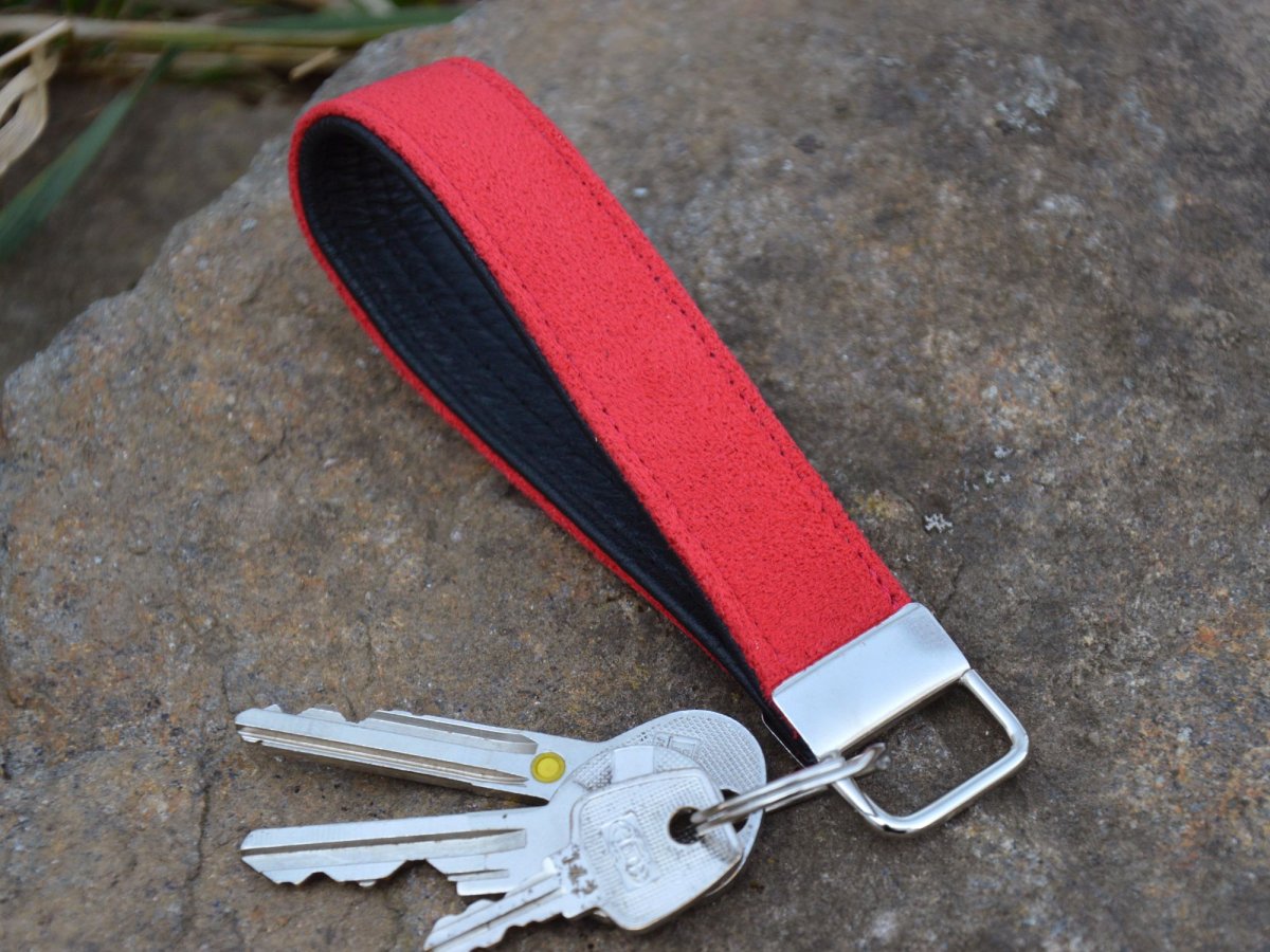 Klíčenka s kroužkem kůže + alcantara červená