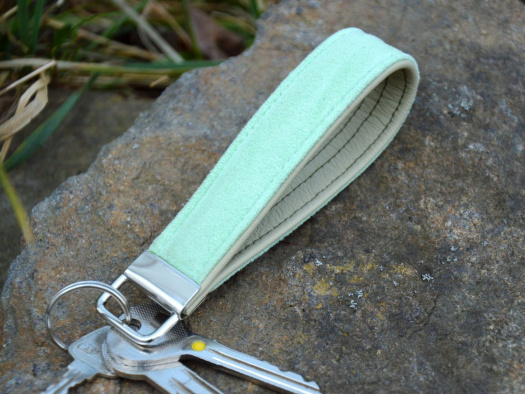 Klíčenka s kroužkem kůže + alcantara světle zelená