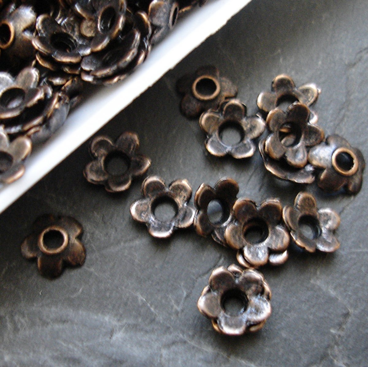 Kaplík kytička 6,5 mm - staroměděná - 10 ks