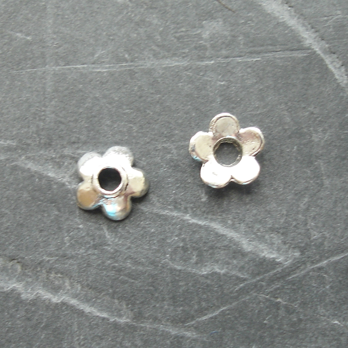 Kaplík kytička 6,5 mm - starostříbrný - 20 ks