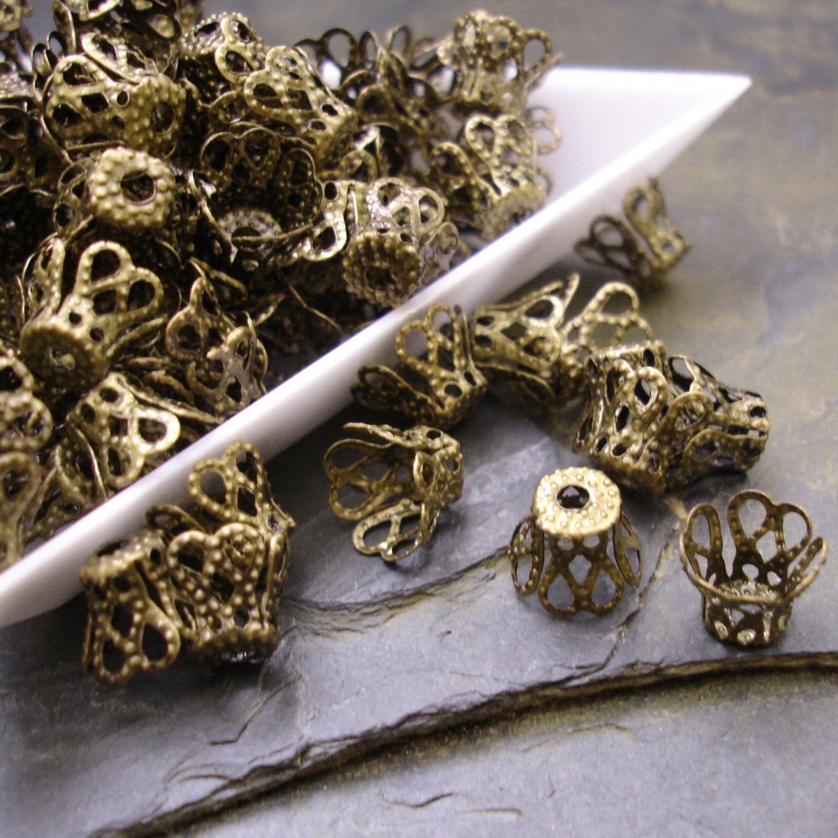 Kaplík filigránový 8x9mm - starobronzový - 10 ks