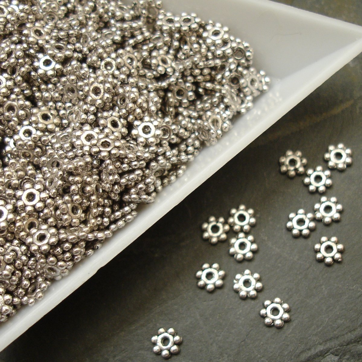 Korálek kytička 4mm - starostříbrný - 50 ks