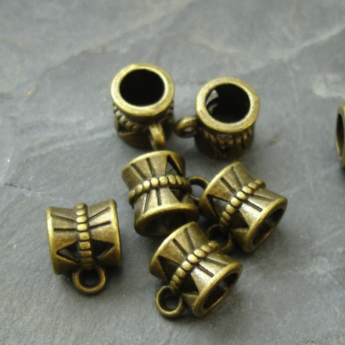 Ozdobný závěs 10x7x7mm - starobronzový - 2 ks