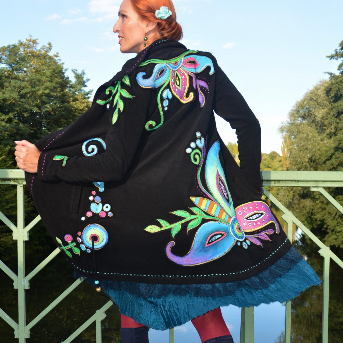 Petrolejový kabátek s duhovými květy