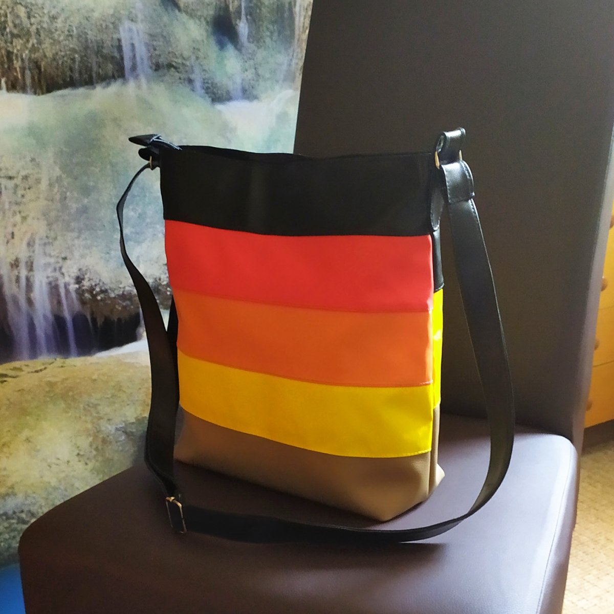 Kabelka s barevnými pruhy