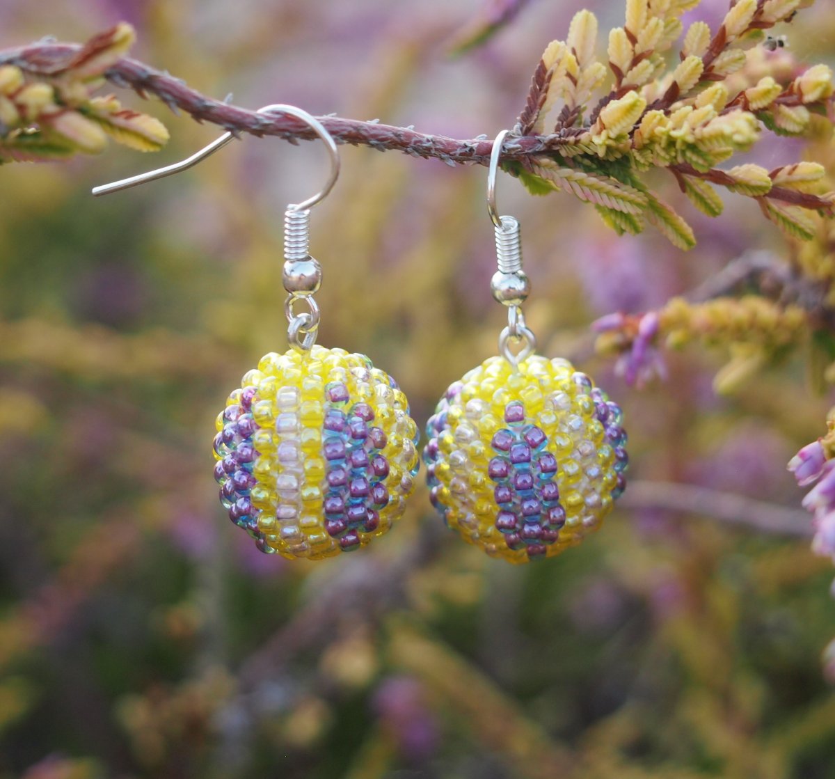 Slunce mezi květinami