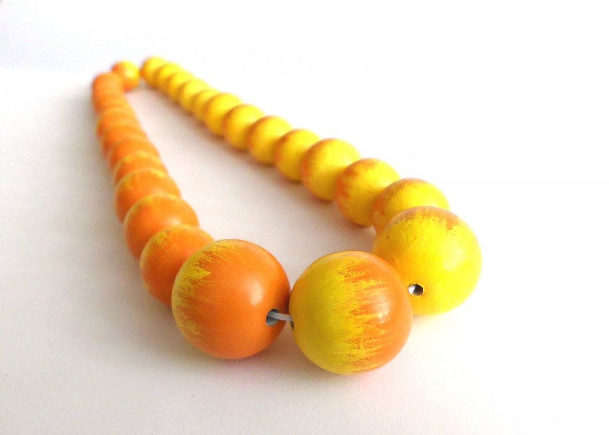 Žluto-oranžové dřevěné korále