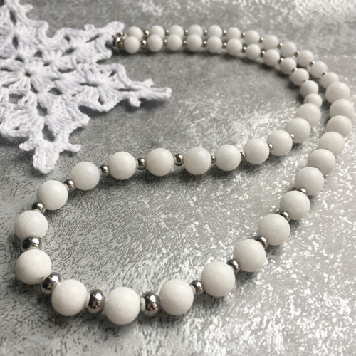 Korále z bílého jadeitu