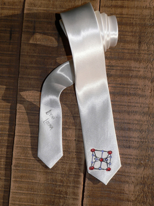 Bílá malovaná kravata s Ti3Au pro chemika