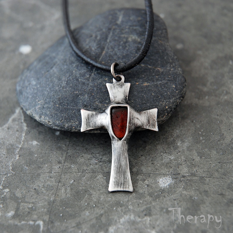 Křížek s jantarem