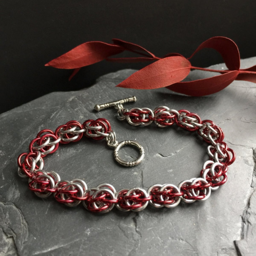 Kroužkované uzlíky silver with red - náramek