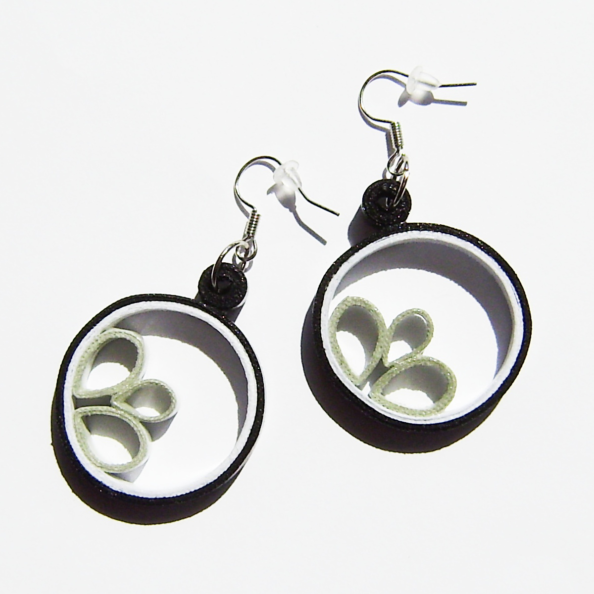 Černo-bílé kruhy s trojlístkem