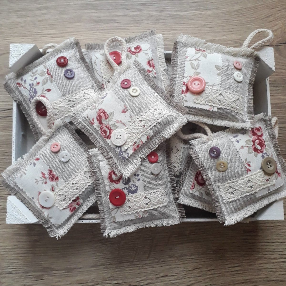 LEVANDULOVÝ POLŠTÁŘEK - RŮŽIČKY