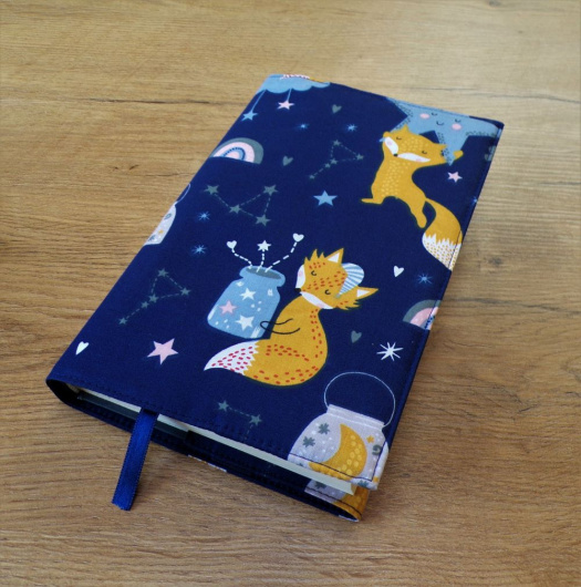 Obal na knihu - výška 21,5 cm - lišky pod noční oblohou