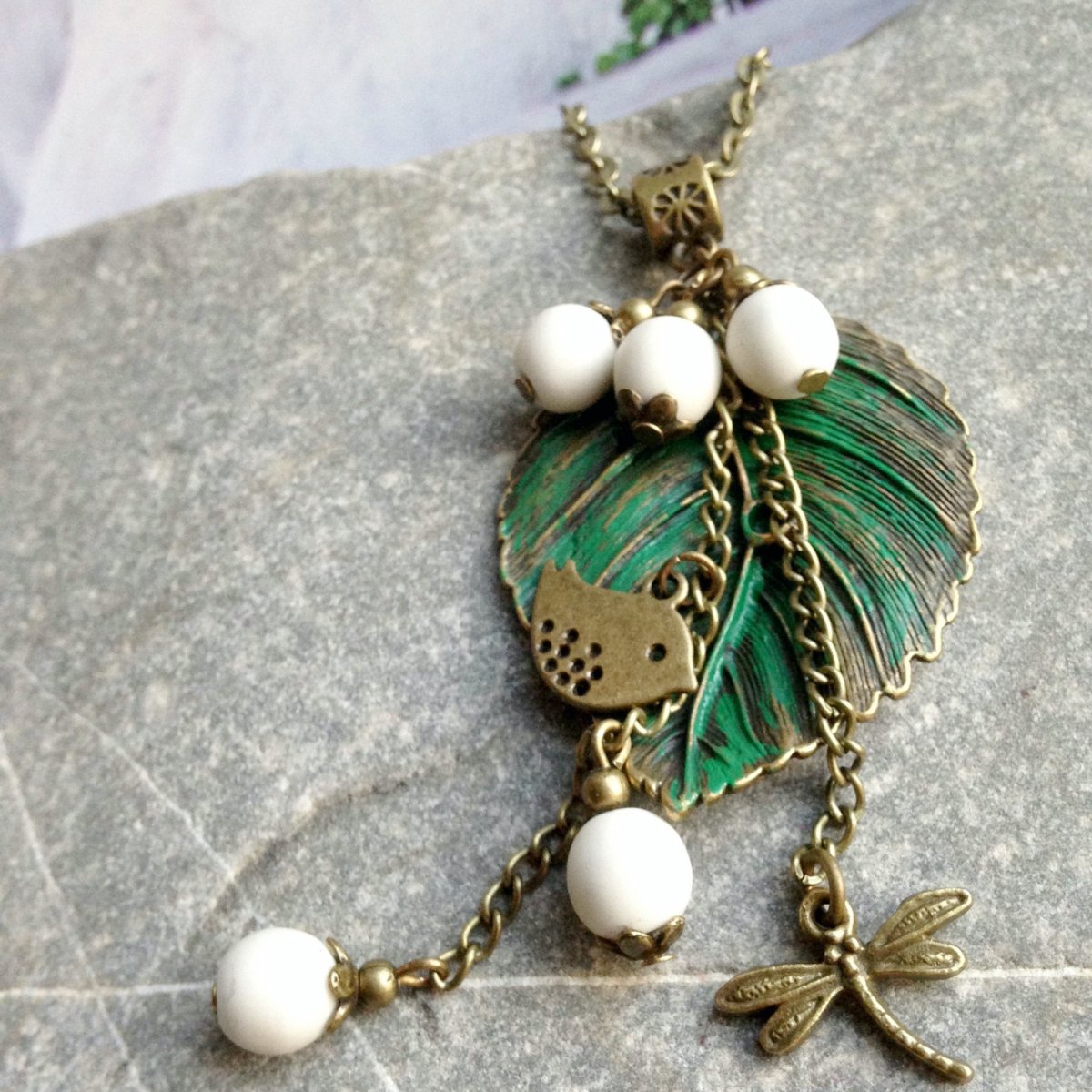 Lístek s bílými bobulkami - přívěsek