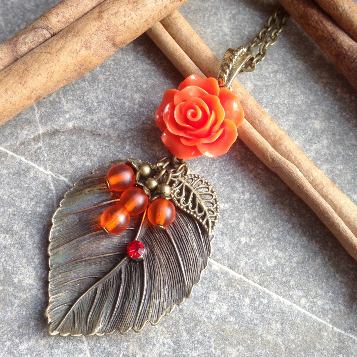 Lístek s oranžovou růžičkou