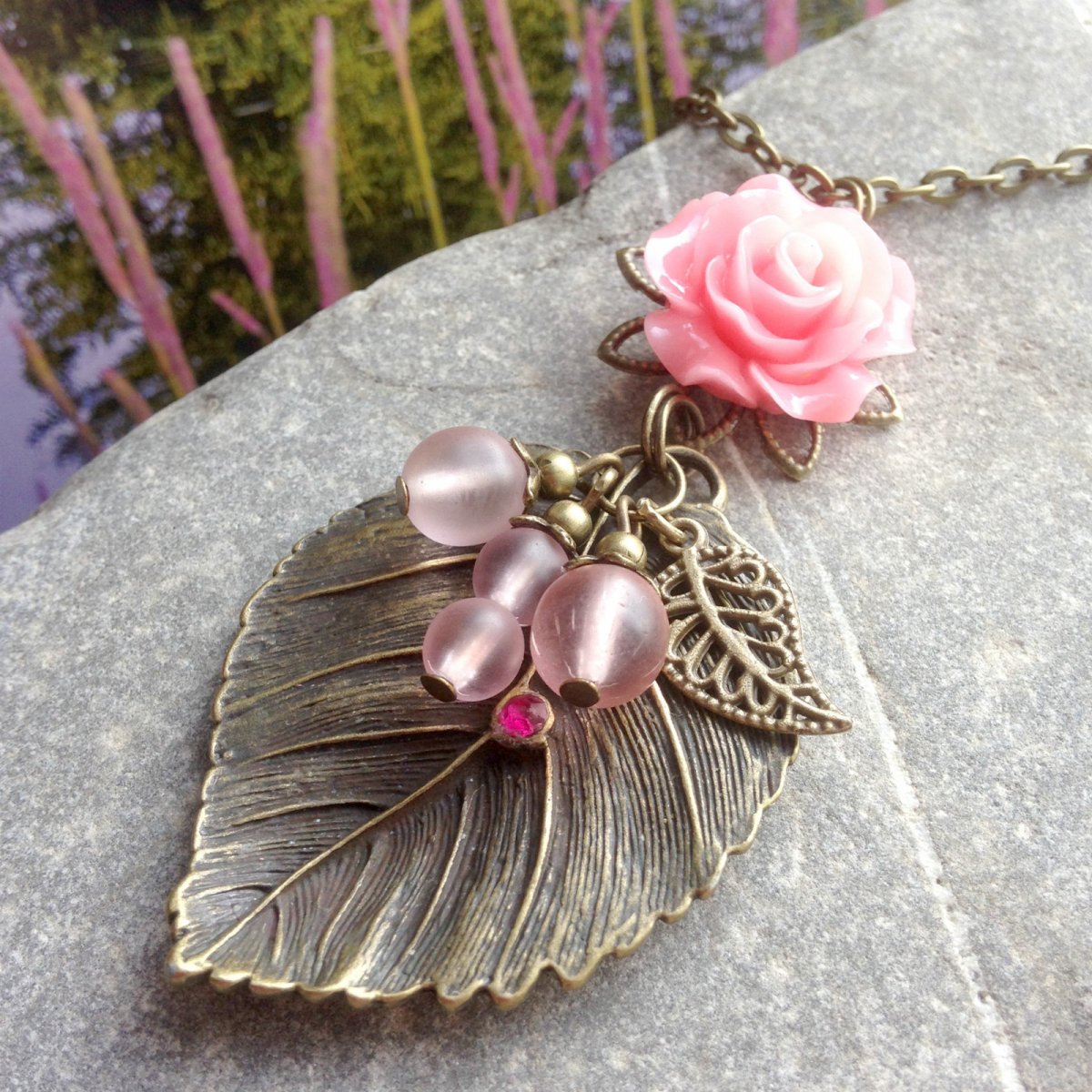 Lístek s růžovou růžičkou