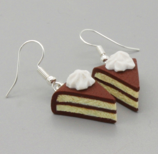 čokoládový dort se šlehačkou