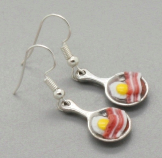 malilinké pánvičky s volským okem a slaninou