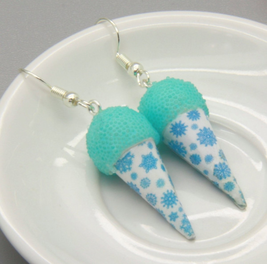 ledová tříšť v papírovém kornoutku