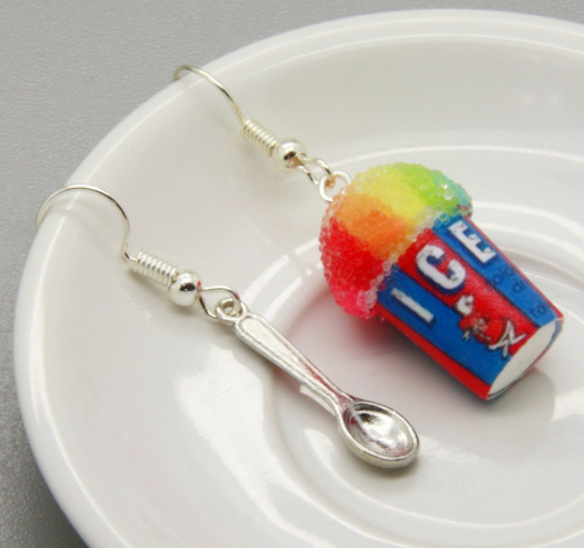 ledová tříšť v papírovém kornoutku a lžička