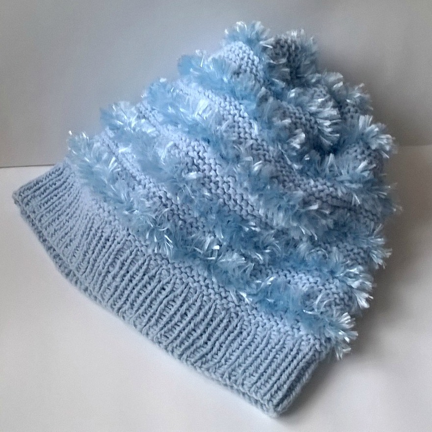 Modrá čepice s třásněmi