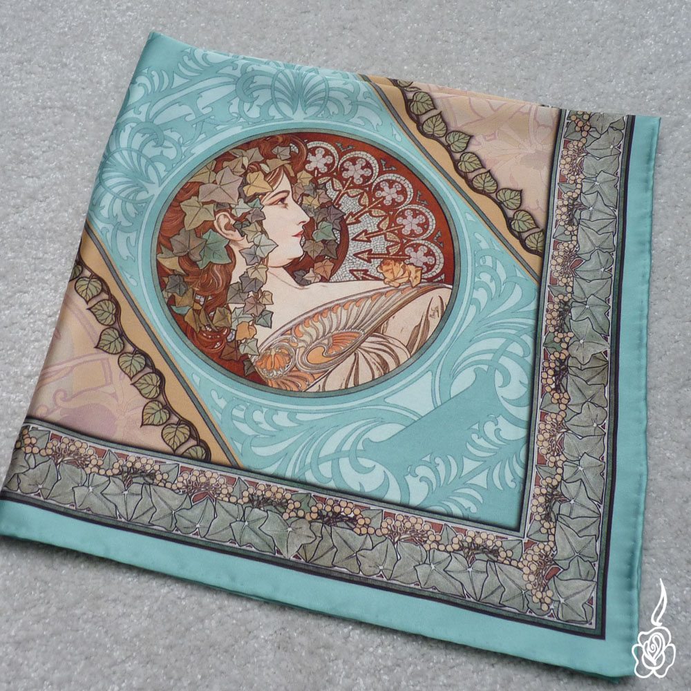 Saténový šátek Alfons Mucha - Břečťan