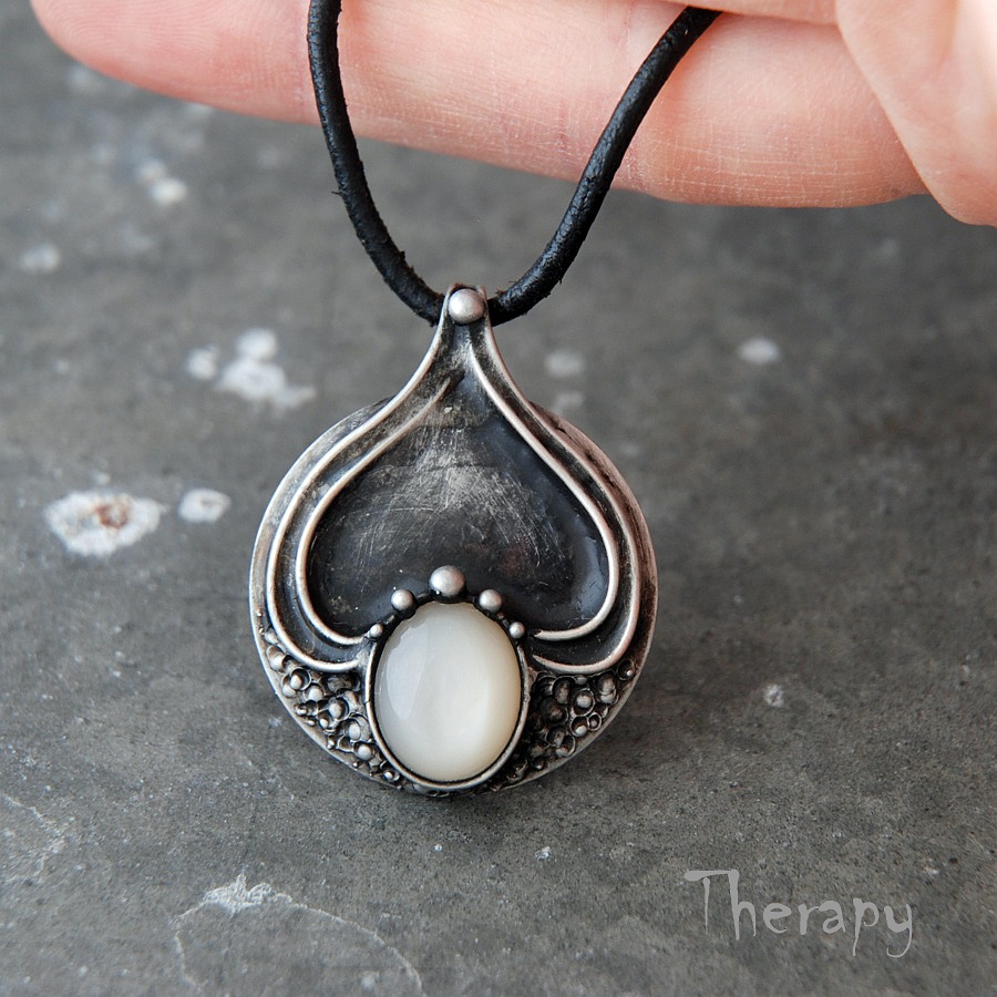 Medailonek s měsíčním kamenem