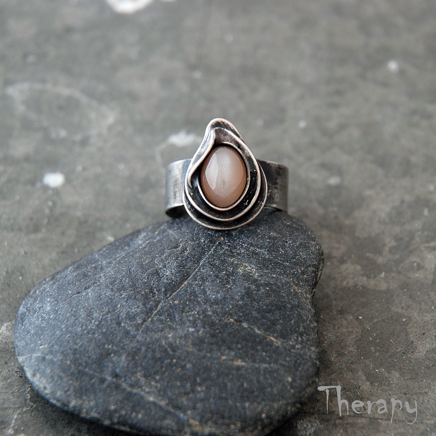 Prsten s měsíčním kamenem