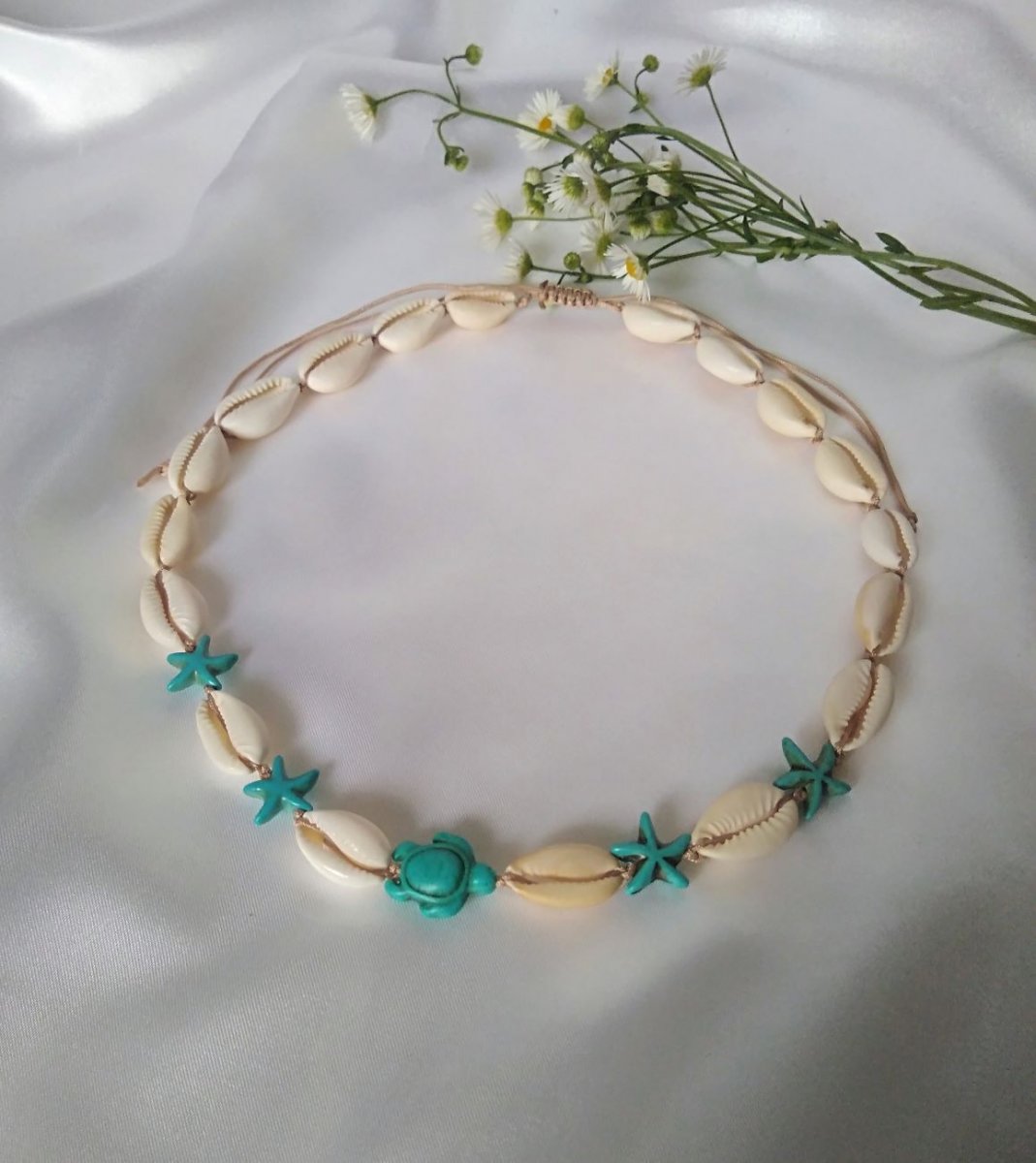 Choker z kauri mušlí, hviezdíc a korytnačky