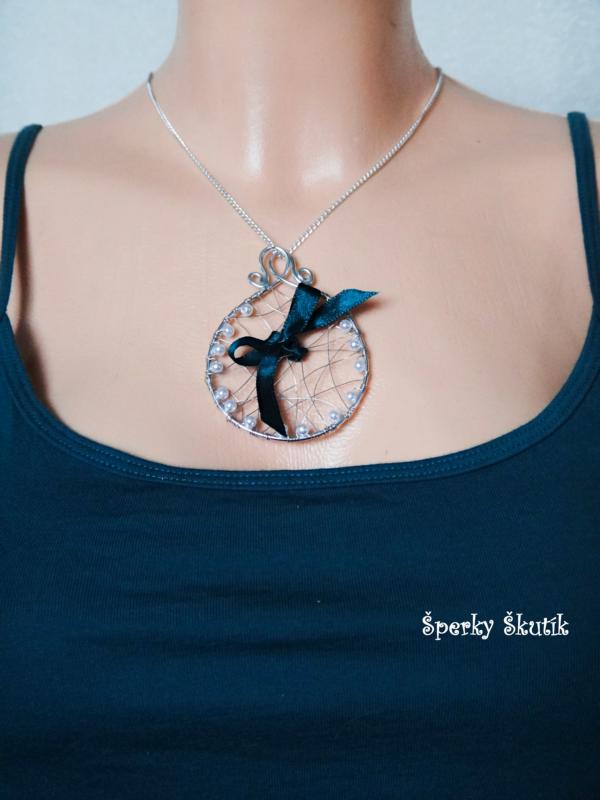 NA0043 - Tmavozelená mašlička s perlovými korálky