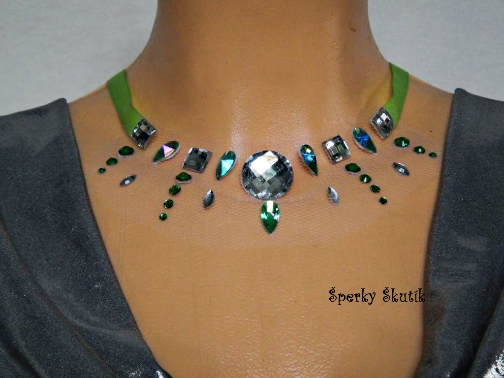 NA0062 - Hráškově zelený náhrdelník